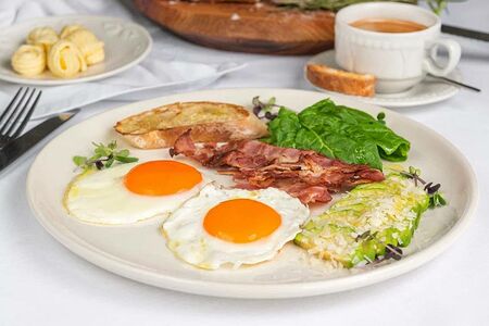 Яичница глазунья с авокадо, беконом и шпинатом