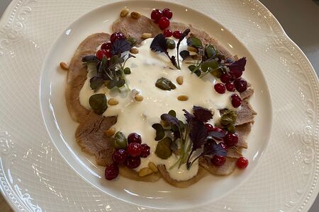 Отварной язык теленка с муссом из сливочного хрена