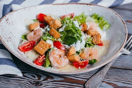 Салат Цезарь с креветкой
