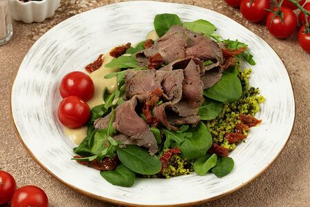 Салат с ростбифом,  шпинатом и рукколой в медово-горчичном соусе