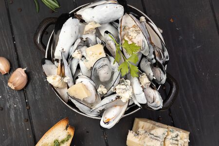 Мидии в соусе блю-чиз с французским багетом