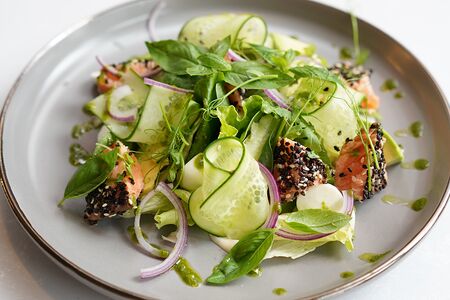 Салат с запеченным лососем и соусом понзу