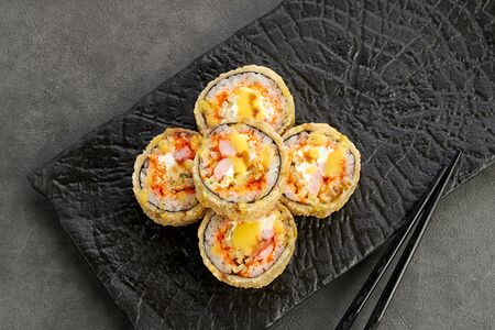 Ролл темпура с креветкой и соусом манго