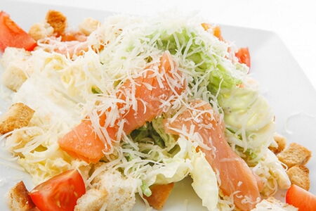 Салат Цезарь с семгой