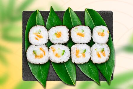 Маки с лососем и огурцом