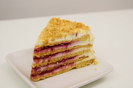 Медовик с брусникой