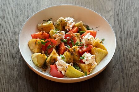 Салат с баклажаном, помидорами и сыром Креметте