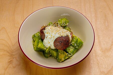 Салат с авокадо и фалафелем