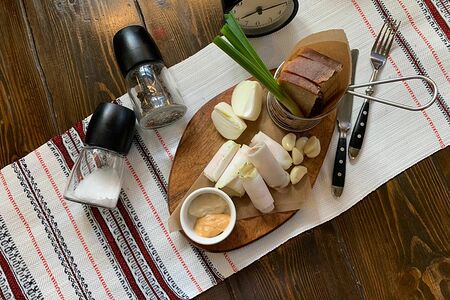 Сало с чесноком