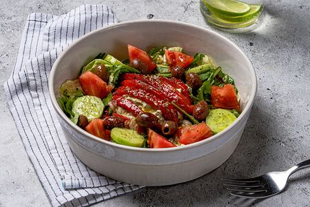 Салат с запеченным перцем и сырным кремом