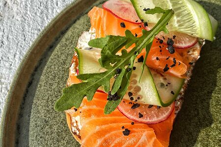 Брускетта с лососем