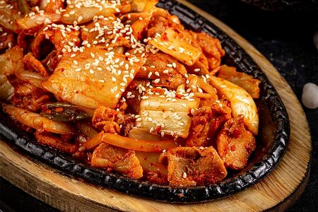 Жареная свинина с кимчи