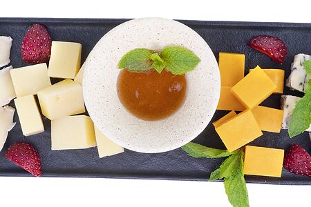 Сырная тарелка с конфи