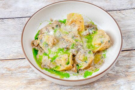 Тортеллини с кроликом, белыми грибами и трюфелем