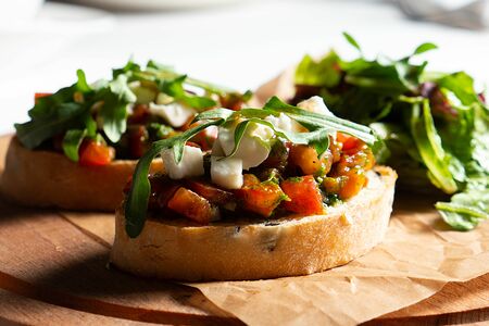 Брускетта с помидорами, луком и оливковым маслом