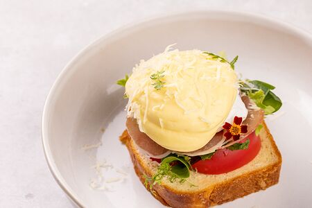 Бенедикт с голландским соусом и пармой