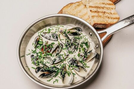 Сковорода мидий в соусе горгонзола