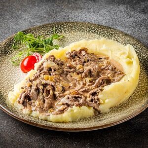 Бефстроганов с картофельным пюре