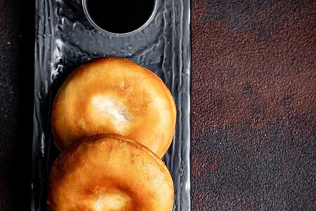 Японская булочка с соусом шрирача