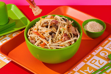 Вок Удон с беконом и грибами в сливочном соусе