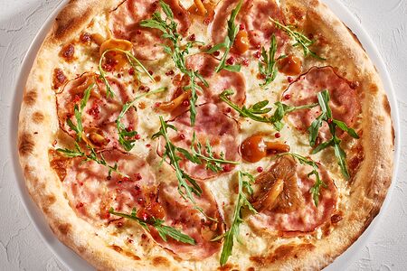 Пицца с итальянской ветчиной, маринованными грибами и розовым перцем