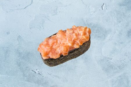 Гункан с острым лососем