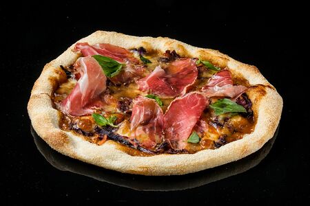 Пицца патата с вяленой коппой, красной капустой, трюфельным сливочным соусом 22 см