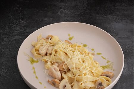 Феттуччине с курицей и грибами в сливочном соусе