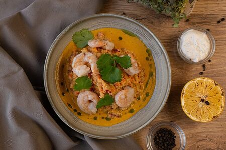 Киноа с хрустящими овощами и креветками