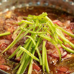 Лук с помидорами в фирменном соусе