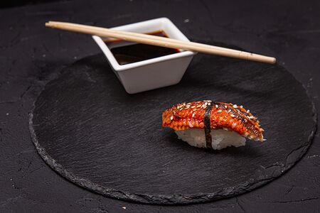 Суши с угрем