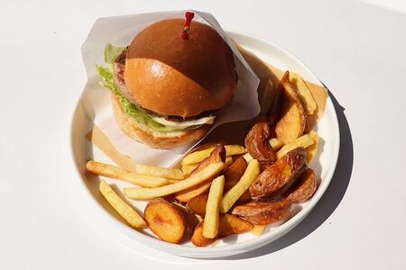 Бургер со свининой и карамелизированным луком