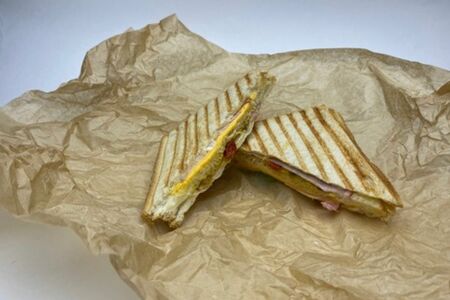 Сэндвич-гриль с ветчиной и сыром