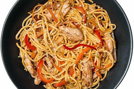 Рамен с курицей в кисло-сладком пикантном соусе