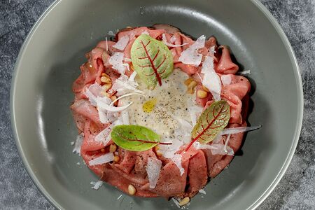 Ростбиф с соусом из тунца и анчоусами с ароматом трюфеля