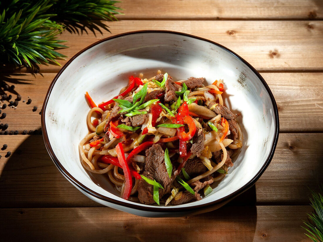 Кава в москве. Корейская кухня рамен. Ramen Izakaya. Рамен с ростбифом. Braised Beef Noodle.