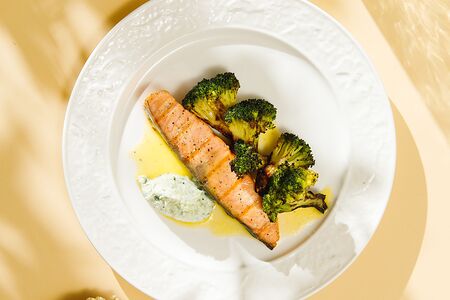 Лосось на гриле, дзадзики, брокколи на углях