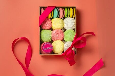 Коробка с зефиром и макарунсами