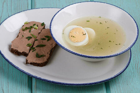 Куриный бульон с яйцом