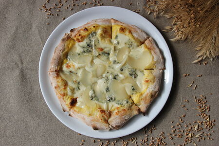 Пицца с грушей и горгонзолой