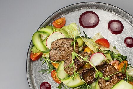 Теплый салат с говядиной