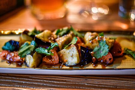 Салат с хрустящим баклажаном, сыром креметте и подмаринованными розовыми томатами