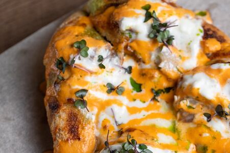 Фокачча с угрем и сыром страчателла