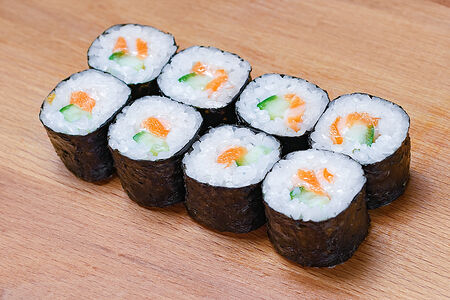 Мак с лососем и огурцом