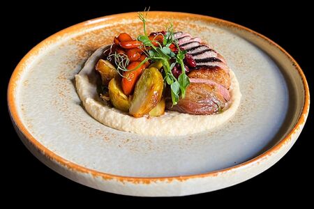 Утка с печёными овощами и брусникой