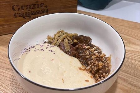 Телячьи щечки с кремом из цветной капусты