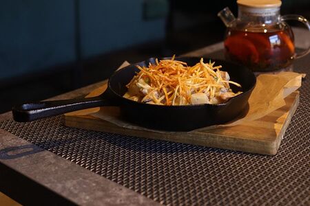 Сковорода с филе из куриного бедра, беконом, картофелем и лесными грибами