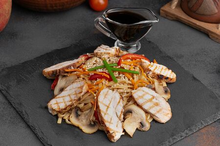 Вок с курицей