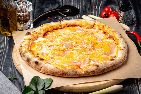 Пицца с ветчиной и грибами