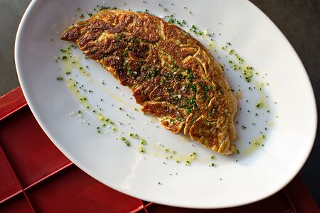 Омлет с козьим сыром и харисой